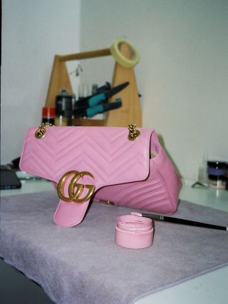 Namíchat totožný odstín dá někdy pořádně zabrat.🎨 Kompletní obnova barvy kabelky Gucci.👛 #analogphoto #35mm #footcare...